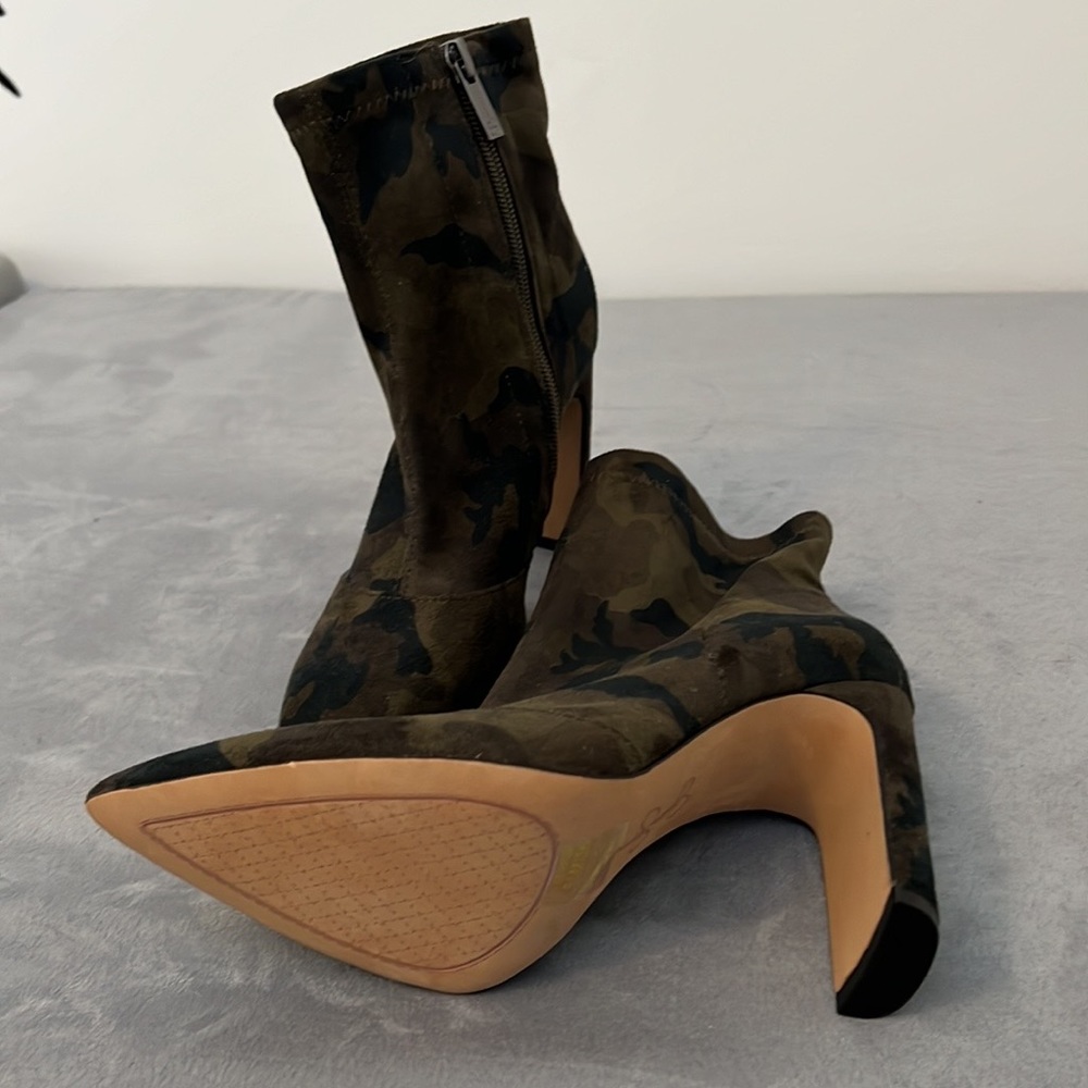 Brand new Camo booties, the perfect shade of Camo - Picture 2 of 4